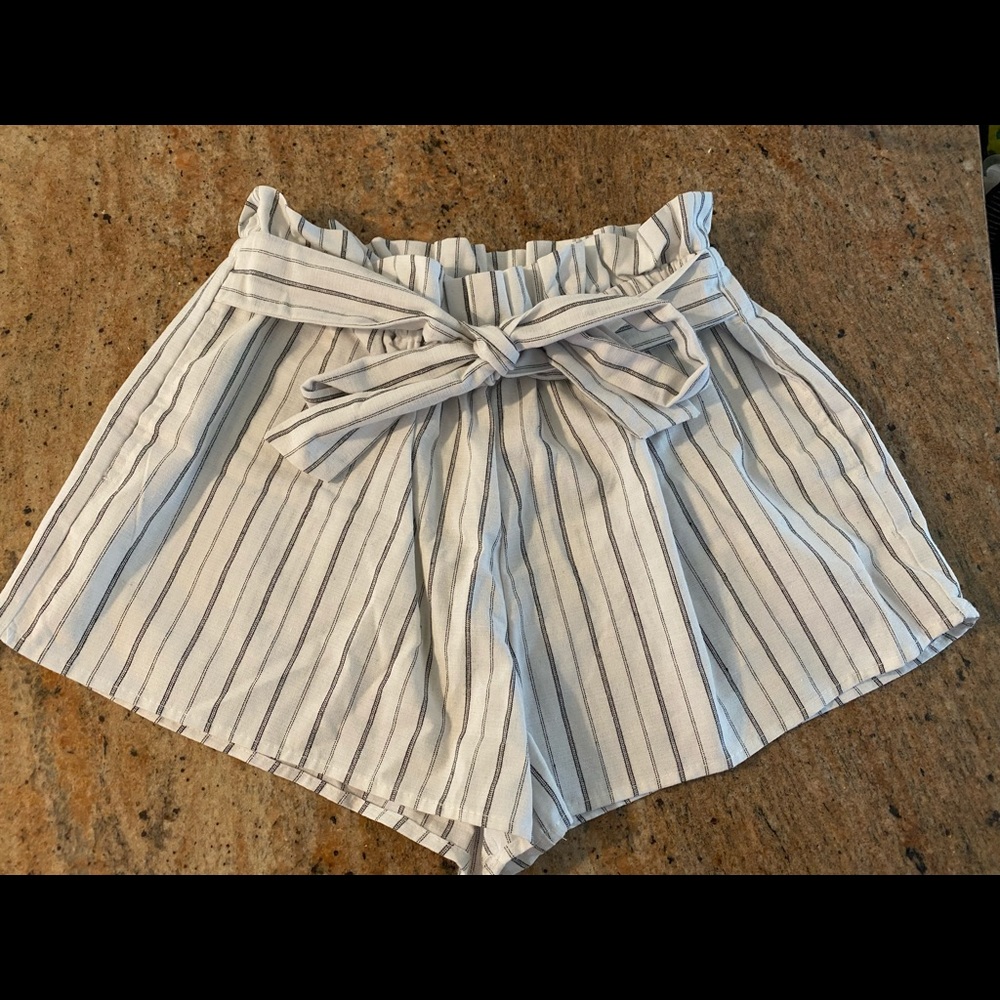 White with black stripe linen elastic/tie short
